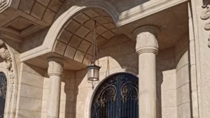 ستون و سر ستون سنگی گرد ساده